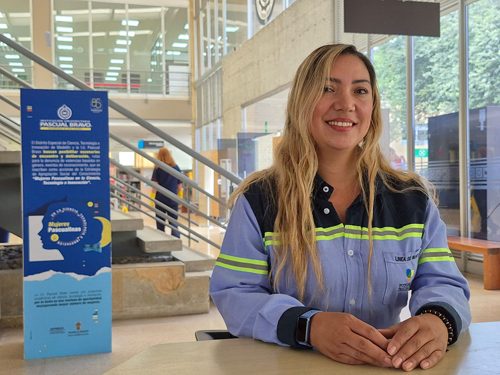 Foto de Luz Posada en la biblioteca