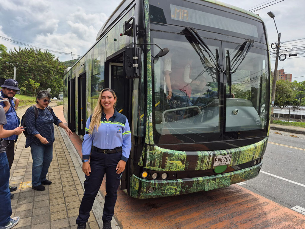Foto de Luz Posada y su bus de la línea 0