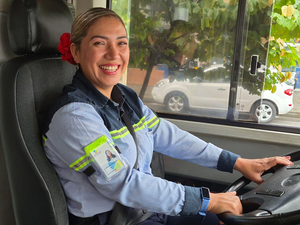 Luz Posada manejando bus