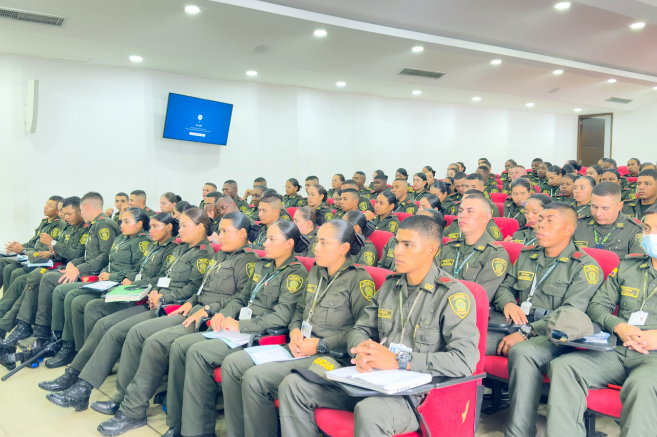 La Administración Distrital graduó a 328 policías en protección y defensa de los derechos humanos