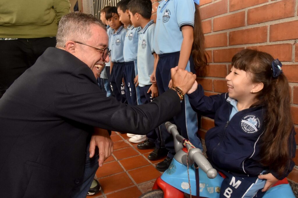 Niña feliz por el proyecto escolar japonés