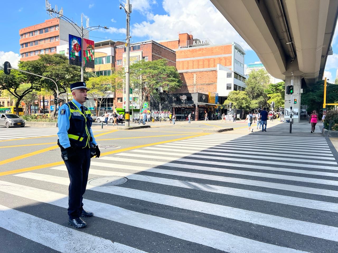 Juan Stiven Sánchez Echeverry  agente de tránsito de Medellín haciendo su labor.