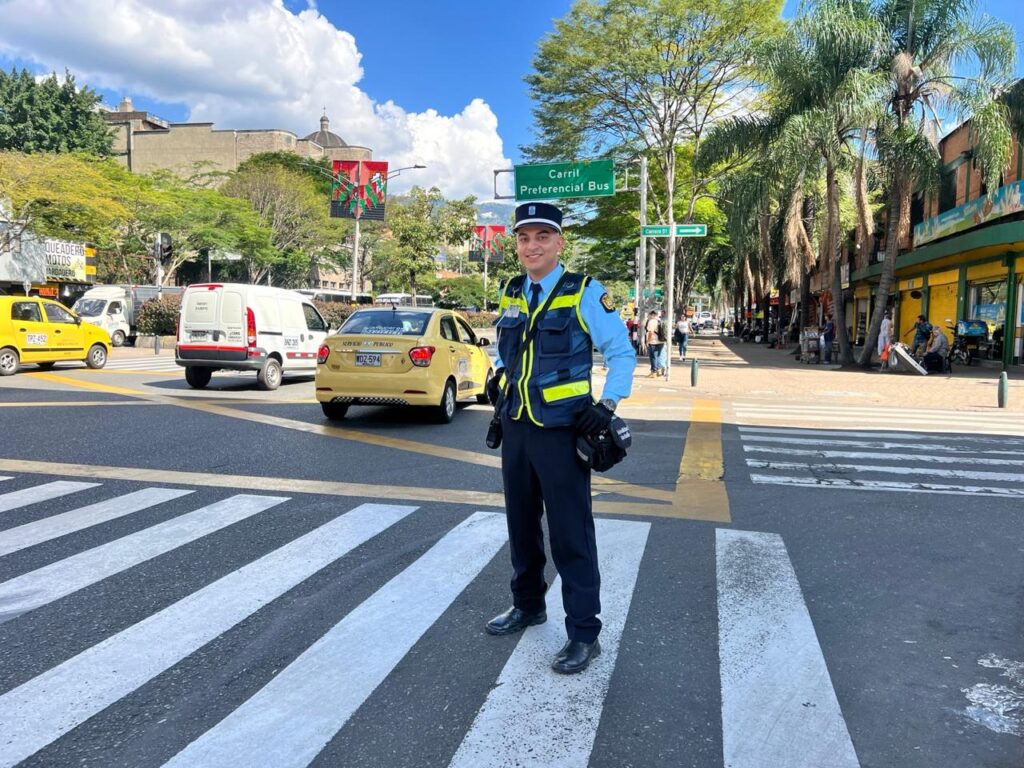 Juan Stiven Sánchez Echeverry  agente de tránsito de Medellín haciendo su labor.
