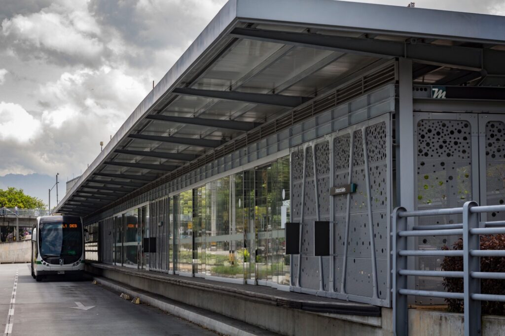 Imagen de una estación del Metroplús 