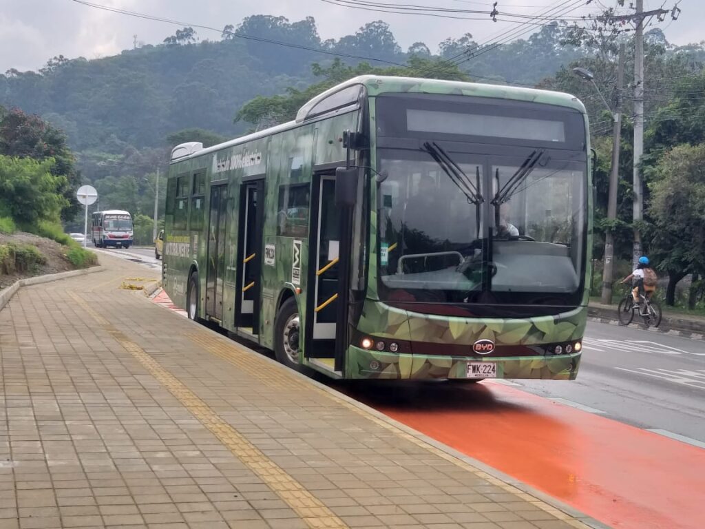 Imagen de un bus del Metroplús