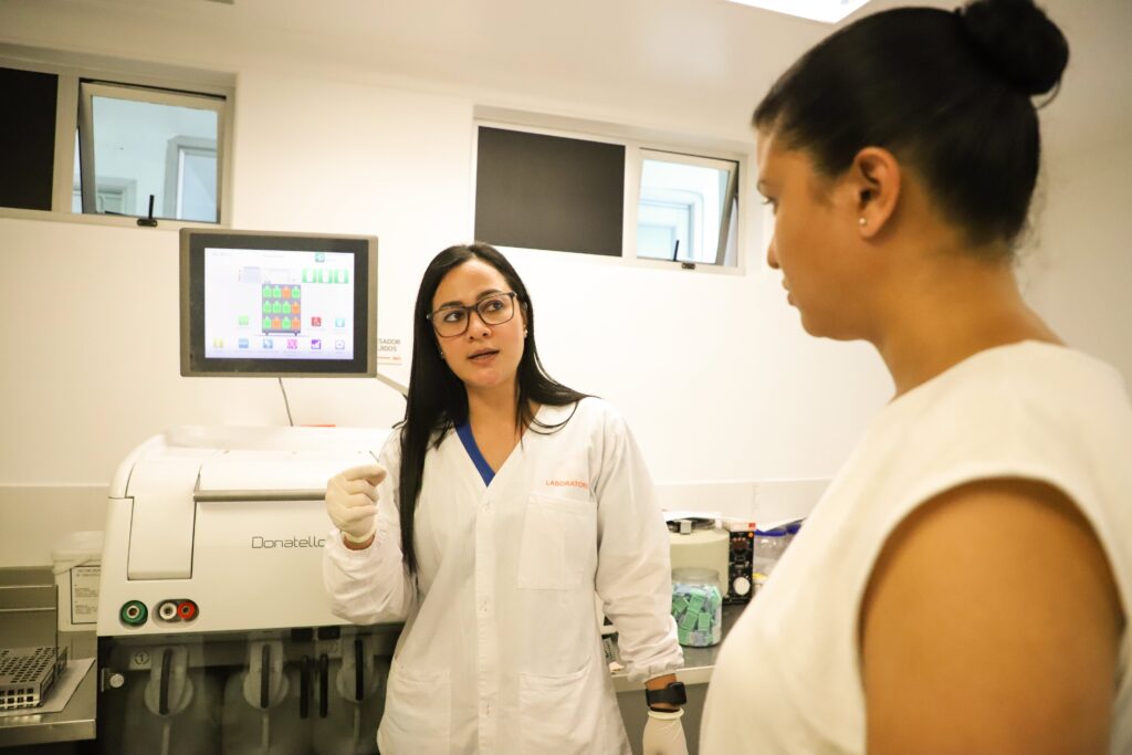 Médico atendiendo una paciente