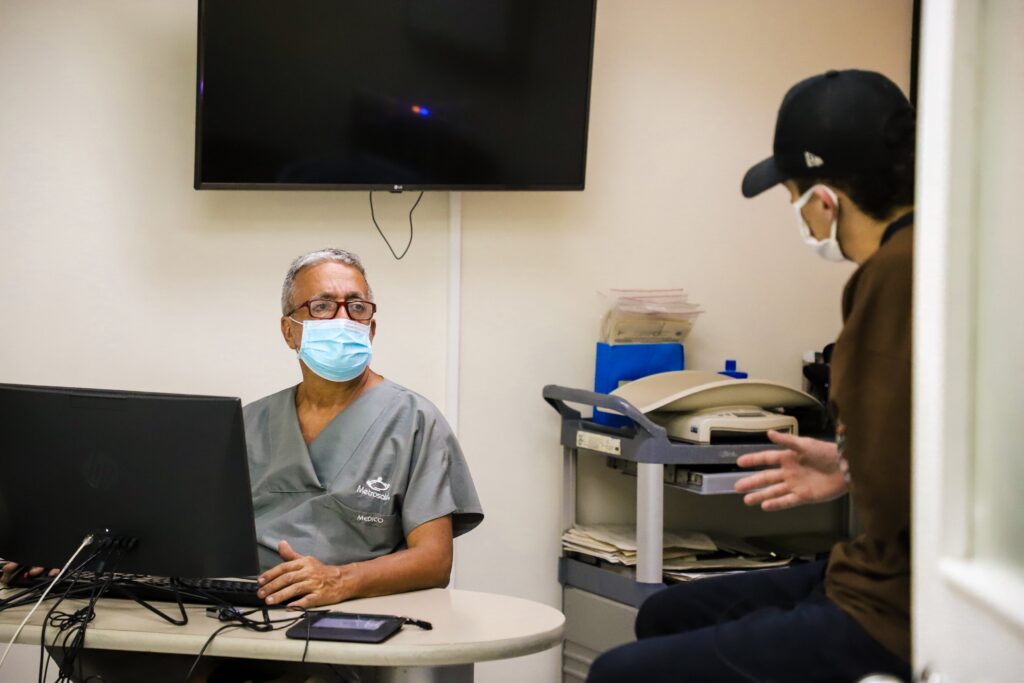 Médico tratando a un paciente
