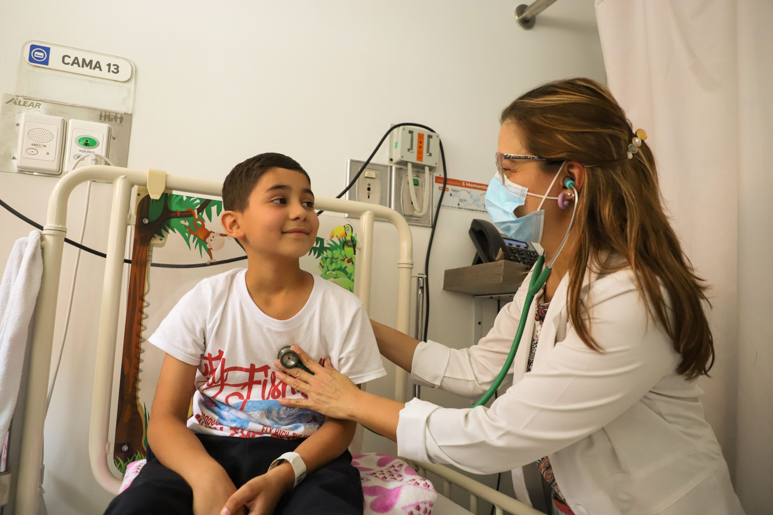 Médico tratando a paciente