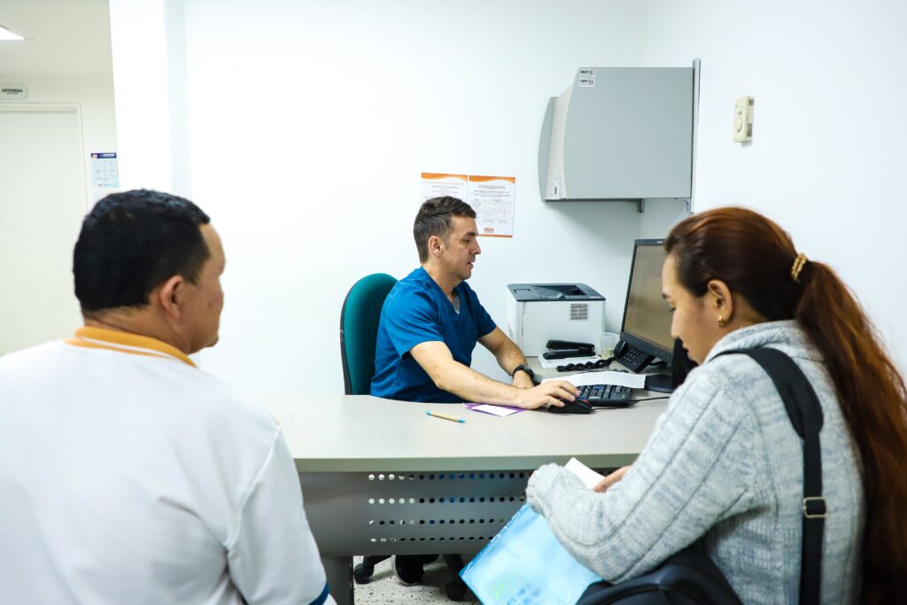 Médico atendiendo pacientes