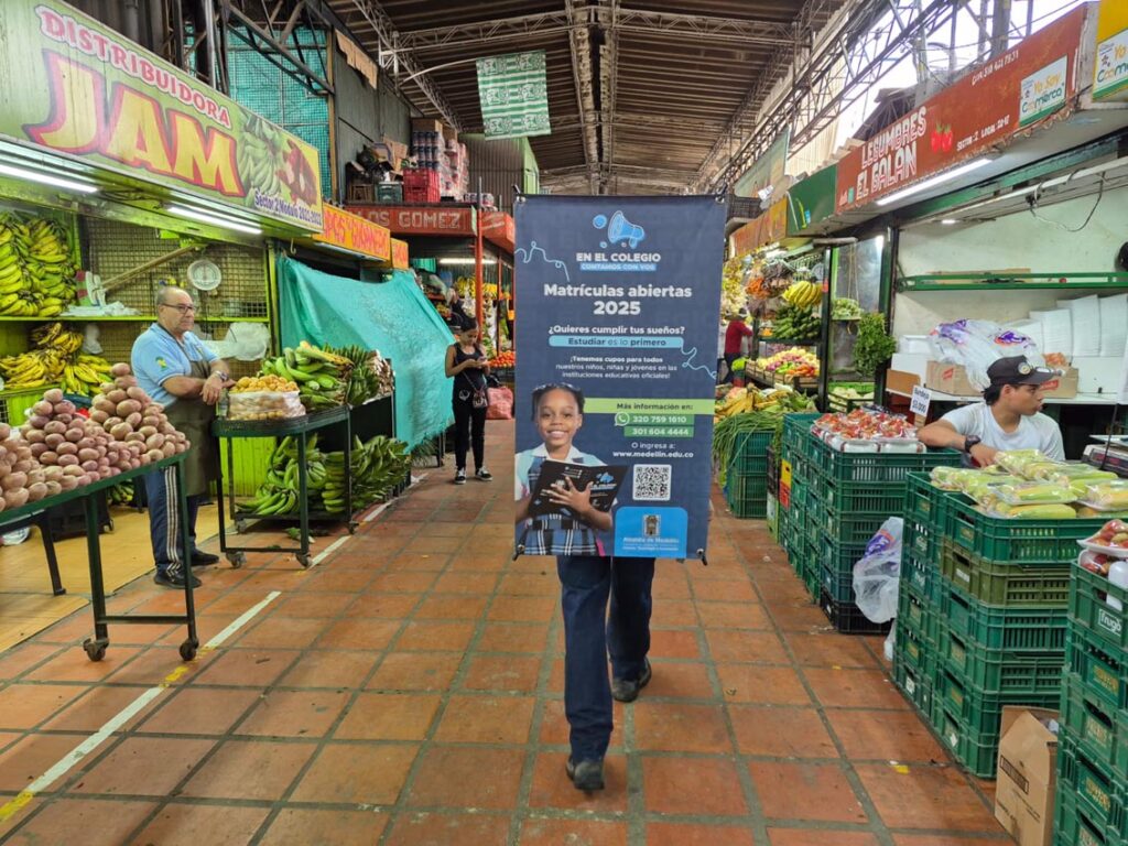 Pendón en los pasillos de la Plaza Minorista 