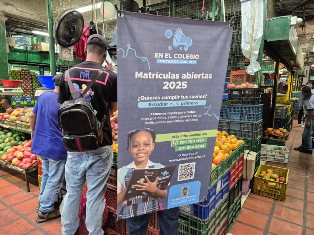 Con volantes y pendones, funcionarios de la Secretaría de Educación informan sobre En el Colegio Contamos con Vos.