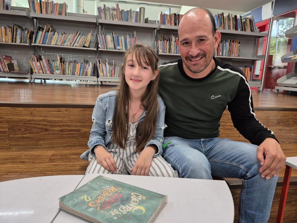 María F. Castro con Germán García, profesor de Español de la Fundación para el Bienestar del Niño (Funpabini) de La Unión.