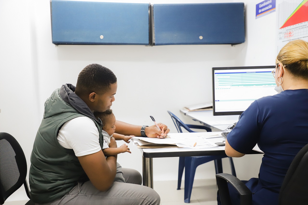 Pacientes llenando formato de ingreso