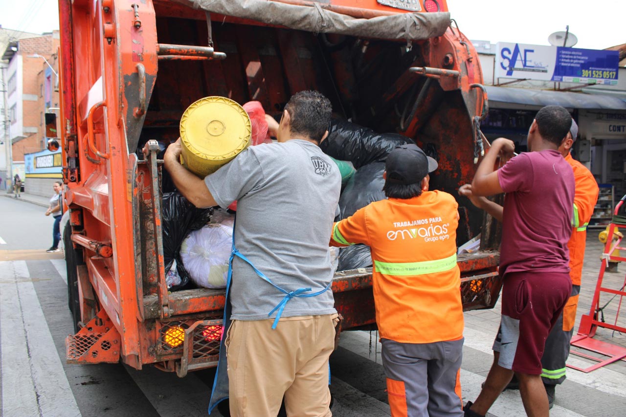 Con actividades pedagógicas y de custodia, 139 ‘guardianes’ protegen los puntos críticos de basuras que han sido recuperados en Medellín