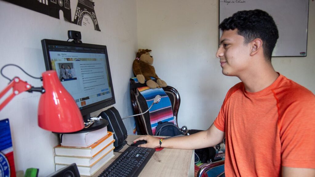 Andrés Arroyo estudiando en su pc