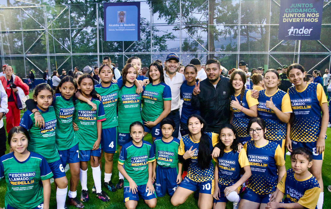 Entrega de la renovación de la cancha de fútbol en Aranjuez