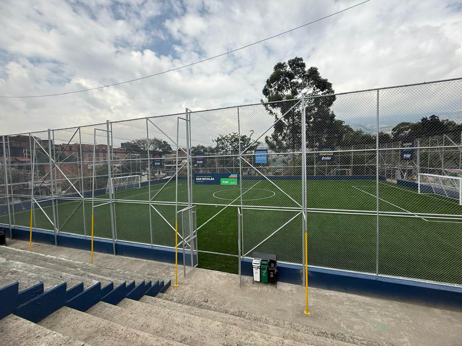 Así luce ahora la renovada cancha de fútbol en Aranjuez