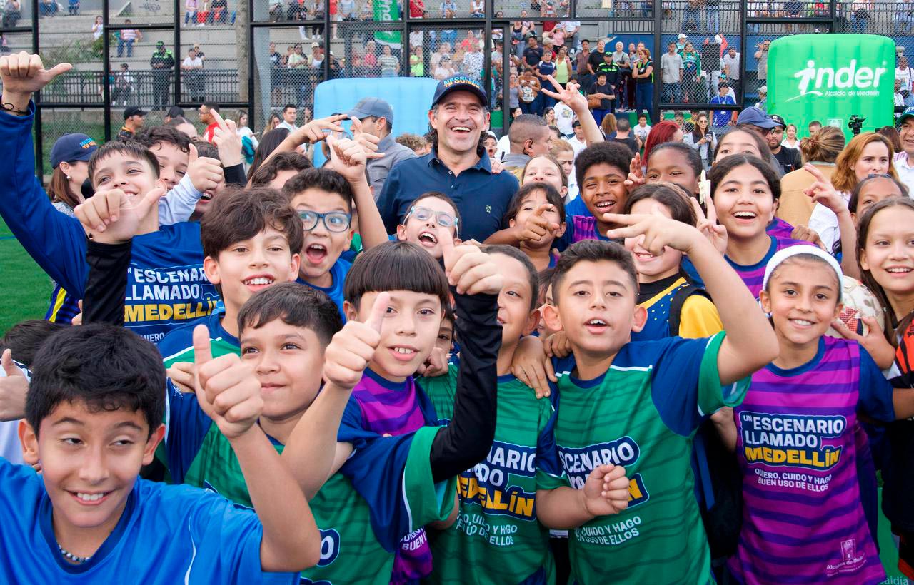 Entrega de la renovación de la cancha de fútbol en el Doce de Octubre