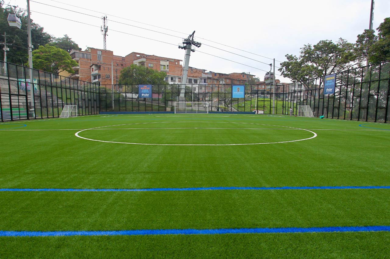 Así luce ahora la renovada cancha de fútbol en Doce de Octubre