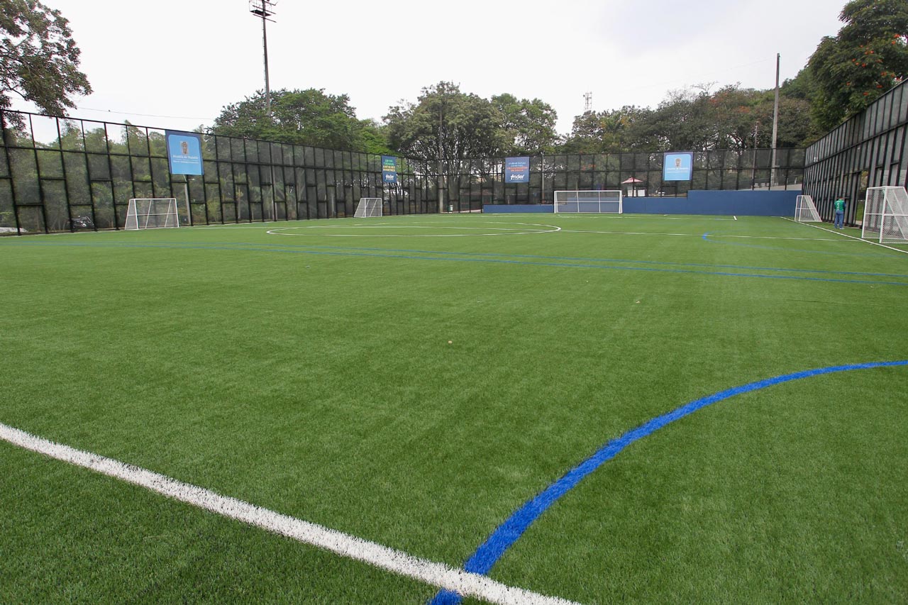 Así luce ahora la renovada cancha de fútbol en Doce de Octubre