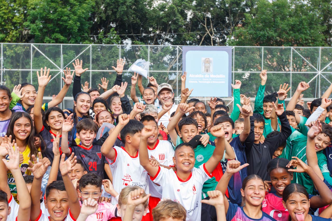 Entrega de la renovación de la cancha de fútbol en la Unidad Deportiva La Floresta