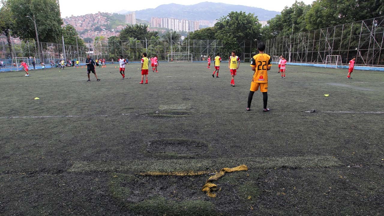 Así se veía la cancha de fútbol en la Unidad Deportiva La Floresta
