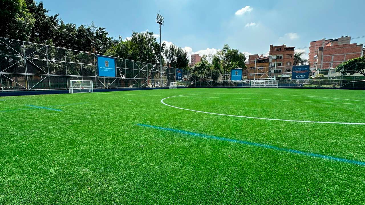 Así luce ahora la renovada cancha de fútbol en la Unidad Deportiva La Floresta