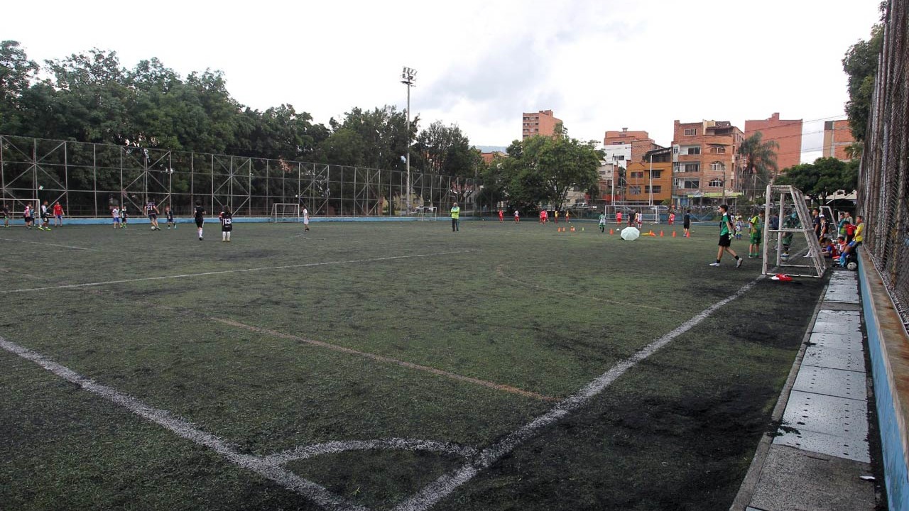 Así se veía la cancha de fútbol en la Unidad Deportiva La Floresta