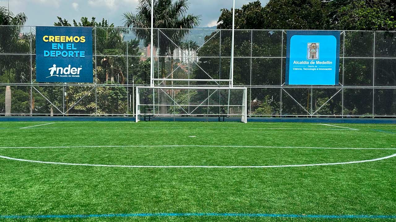 Así luce ahora la renovada cancha de fútbol en la Unidad Deportiva La Floresta