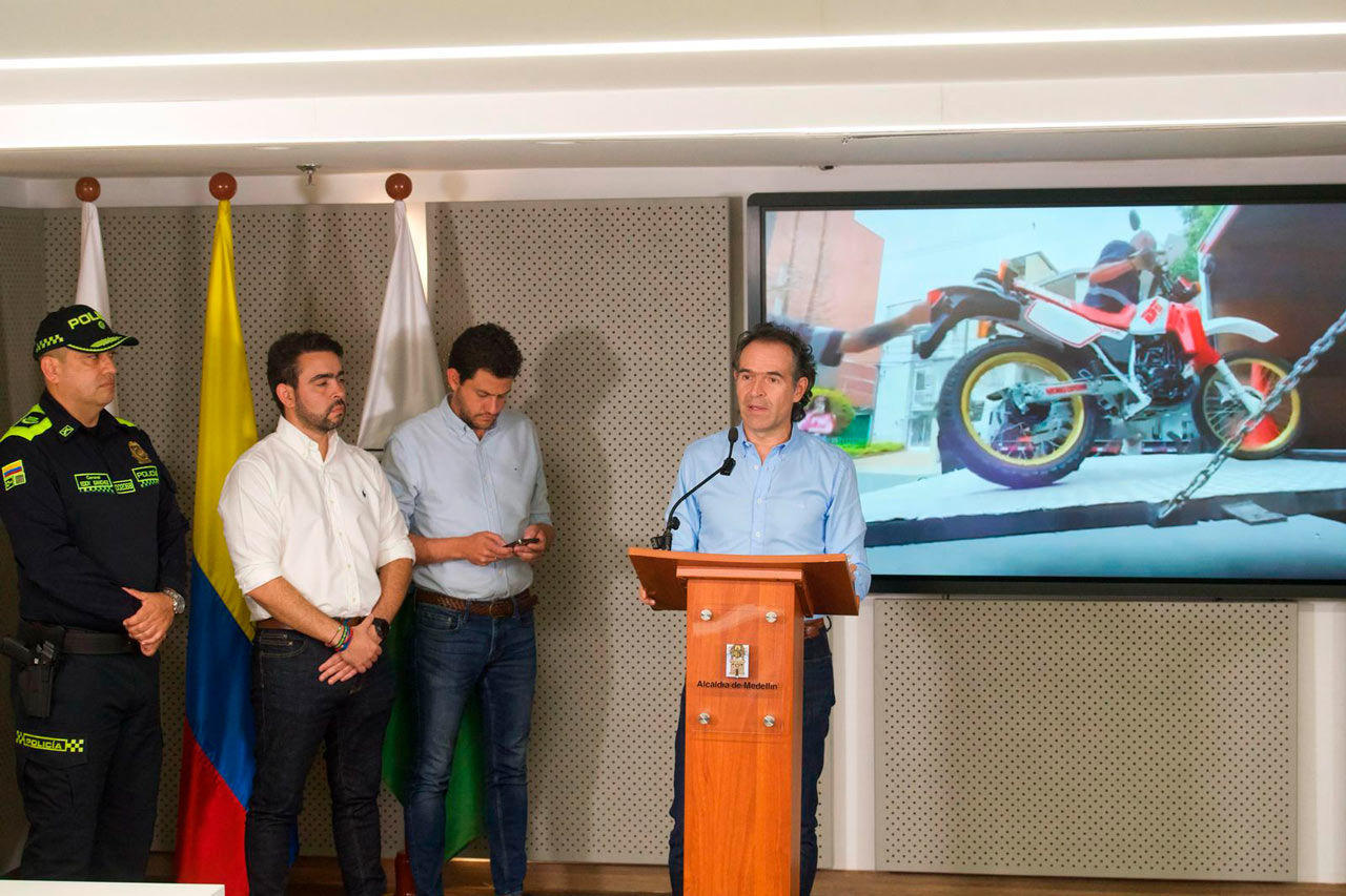 “Los bandidos no pueden seguir siendo los referentes o los que convocan a hacer desórdenes y ponen en riesgo la vida de un servidor público”: alcalde Federico Gutiérrez