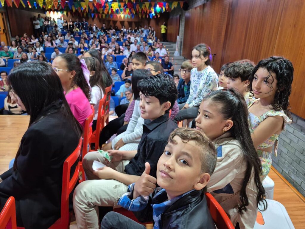 En el escenario estuvieron finalistas y ganadores de la edición 2024 del Concurso de Cuento Infantil Pedrito Botero.