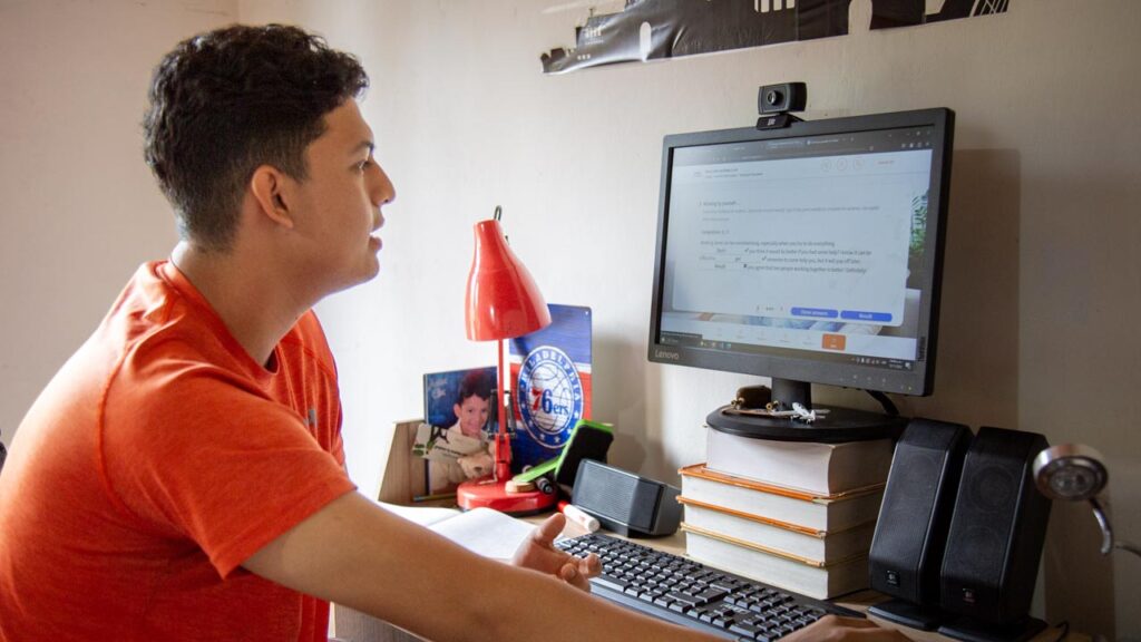 Andrés estudiando en su escritorio 