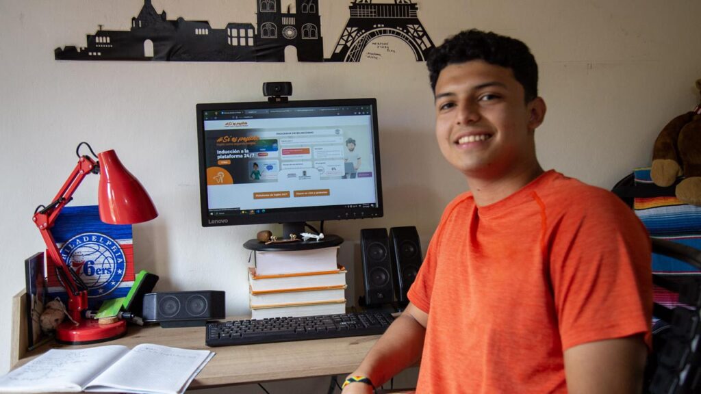 Andrés Arroyo En su escritorio mirando la cámara