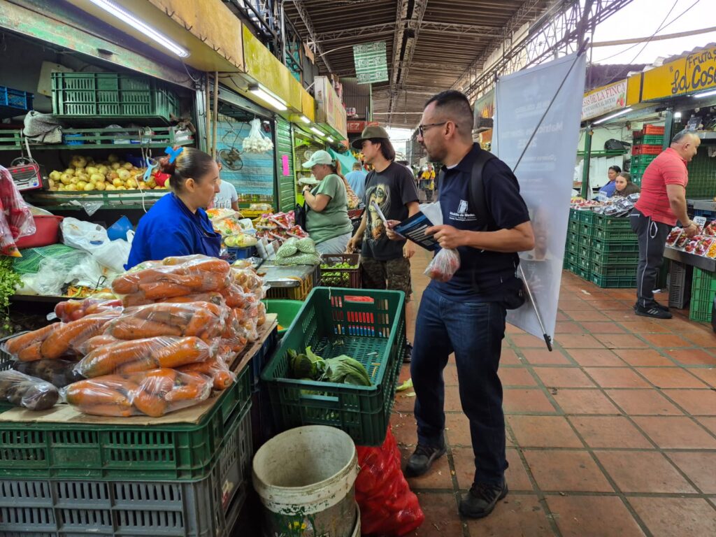 Con volantes y pendones, funcionarios de la Secretaría de Educación informan sobre En el Colegio Contamos con Vos.