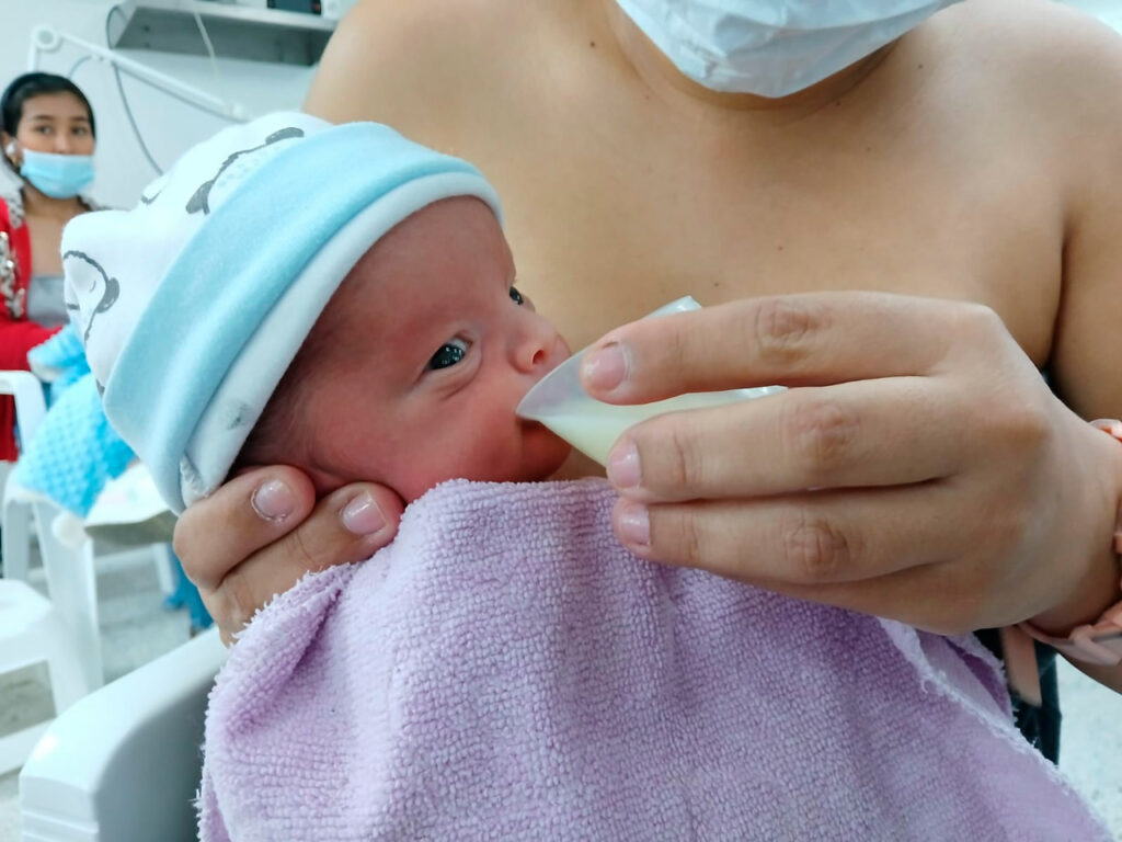 El renacer de Violeta tomando leche
