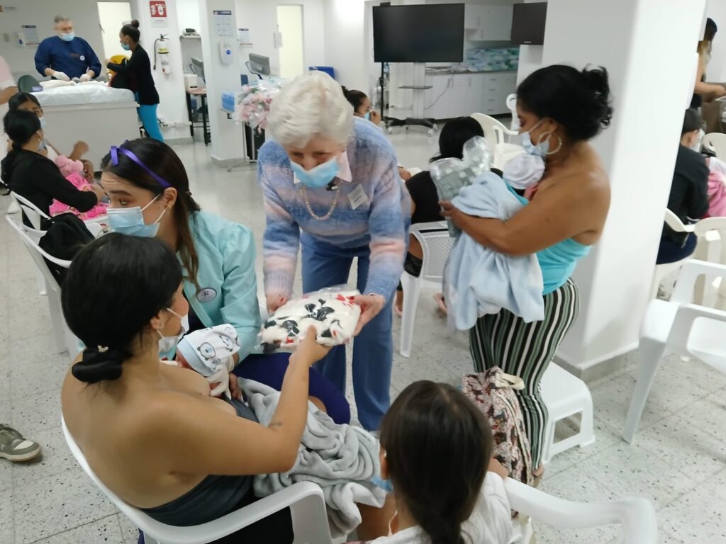 Foto de voluntarias atendiendo bebés prematuros un relato de supervivencia