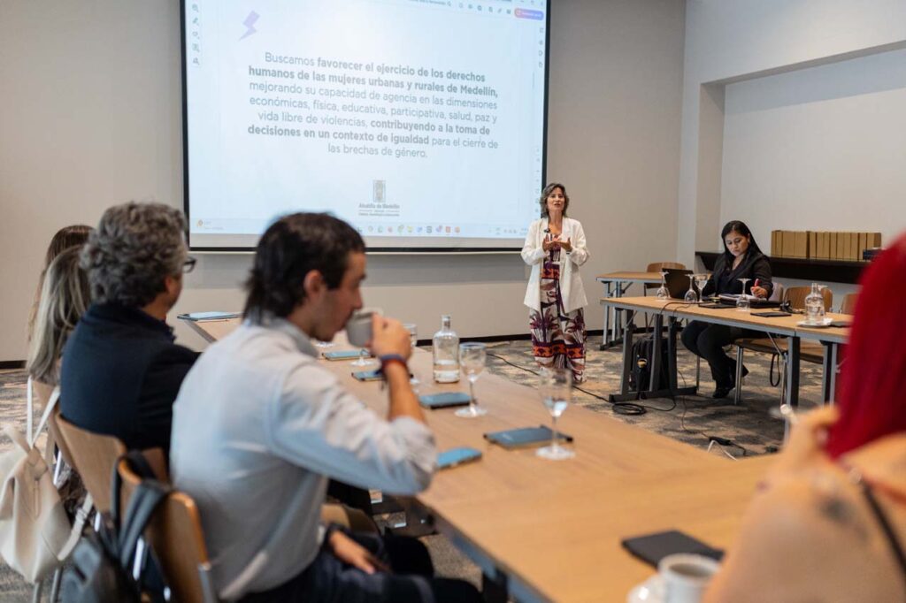Medellín firma acuerdo con cooperación alemana para fortalecer la autonomía económica de las mujeres