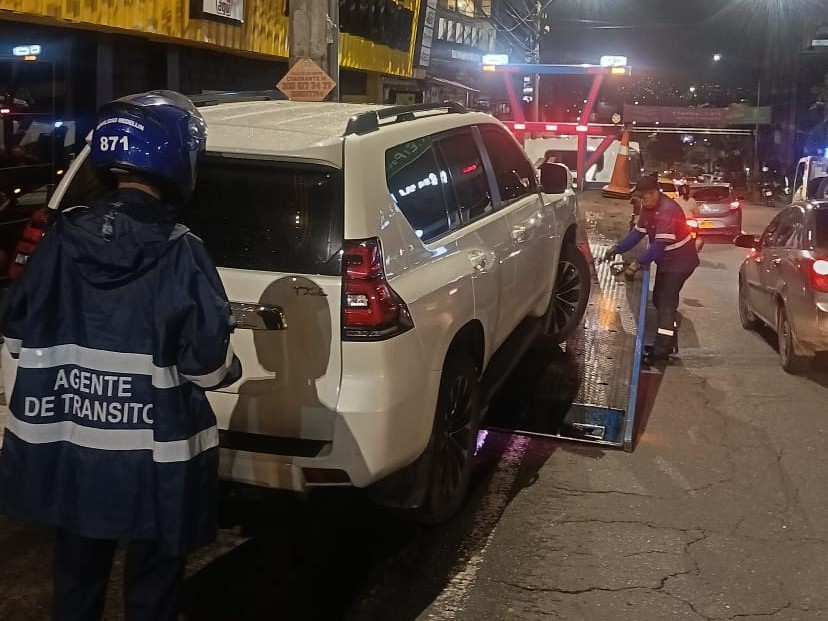 Agente de tránsito inmovilizando vehículo