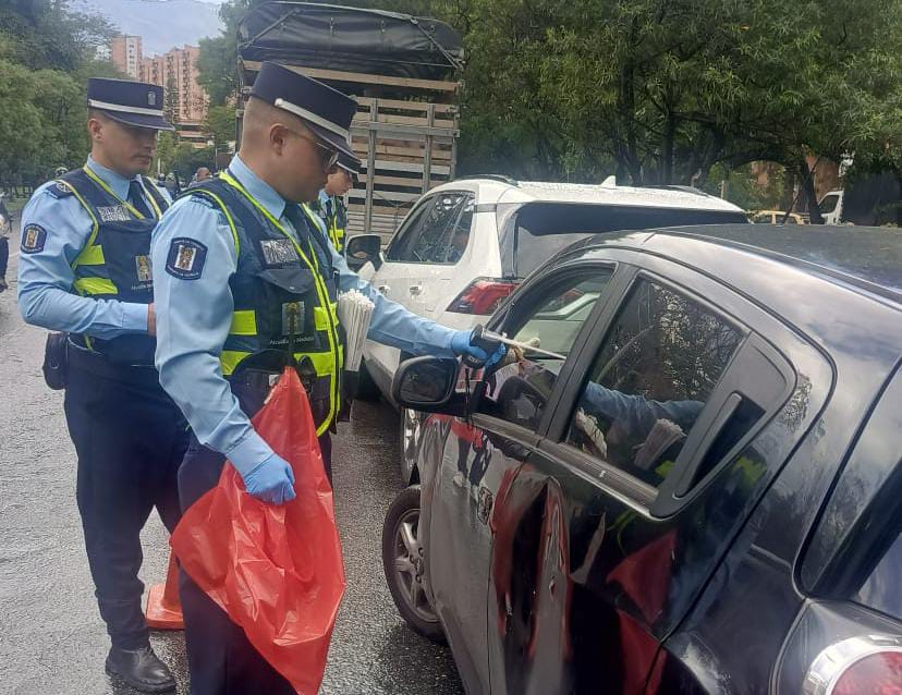Agentes de tránsito en control Medellín