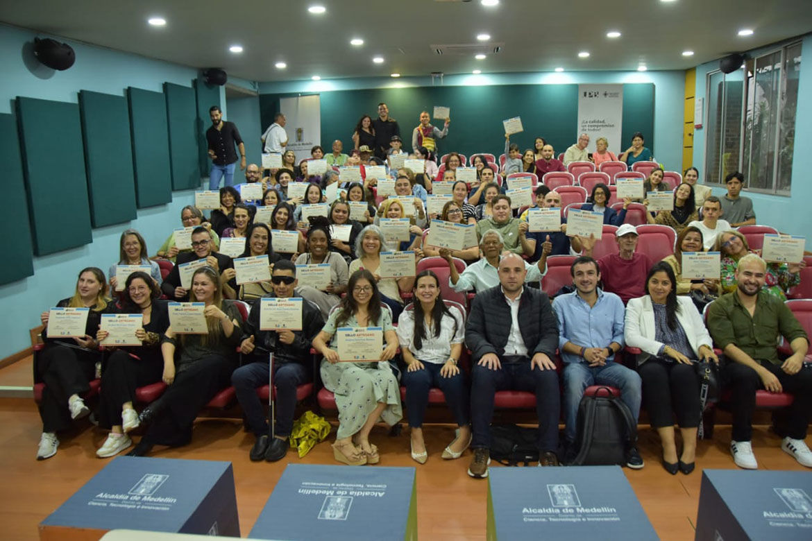 56 artesanos de Medellín recibieron certificación empresarial y financiera