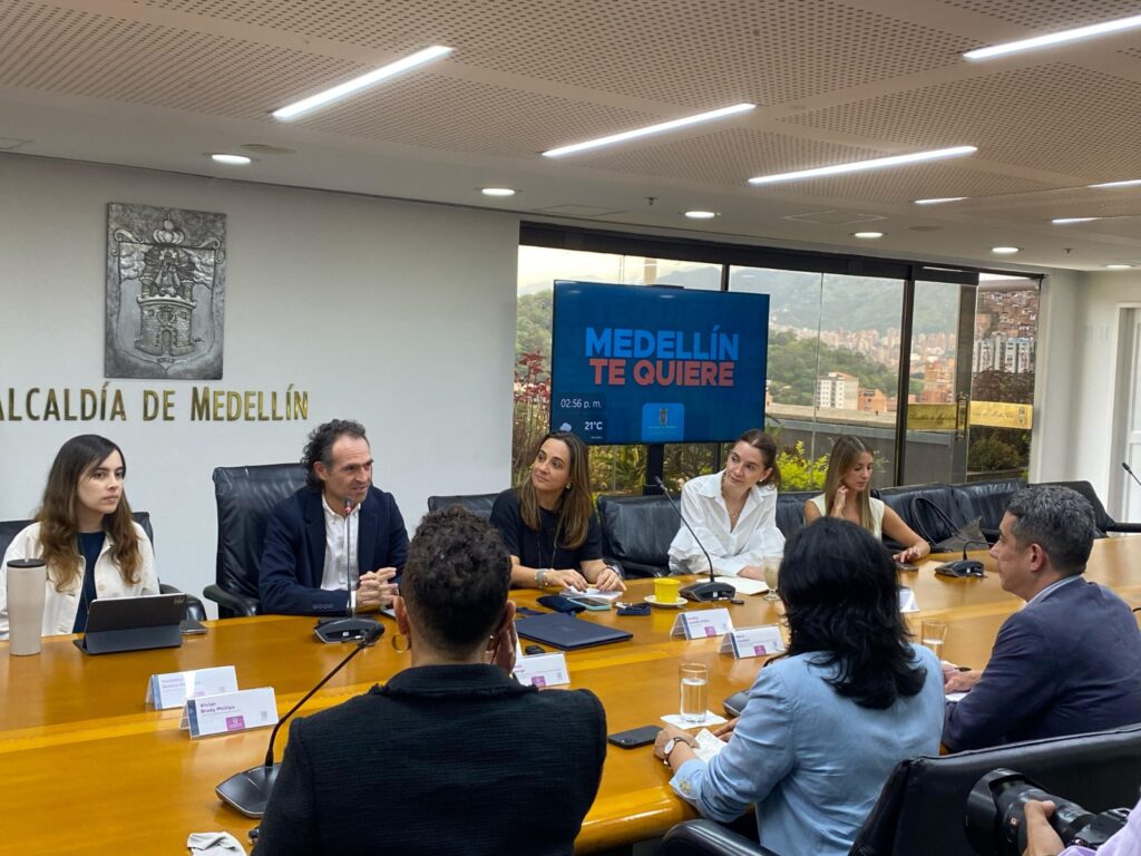 El Centro para la Cuarta Revolución Industrial de Medellín Reunión alclade