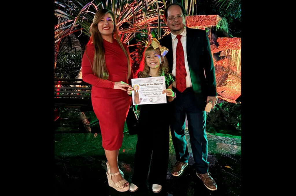 SuperToña y su padres