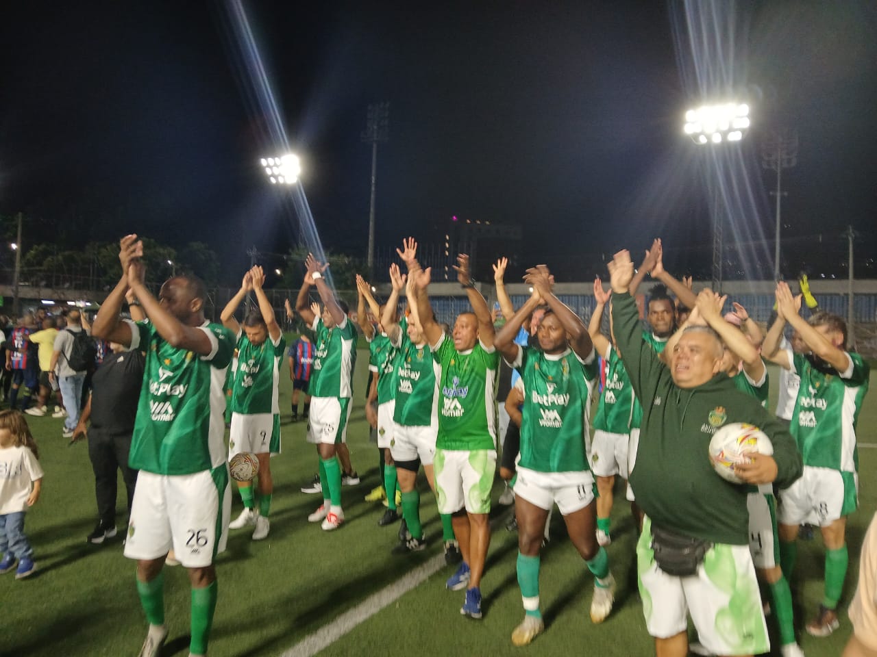 Foto Equipo de fútbol celebrando