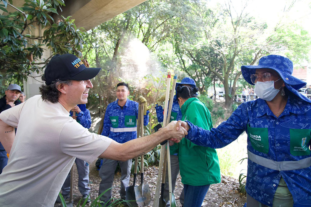 Foto del alcalde saludando a los guardas