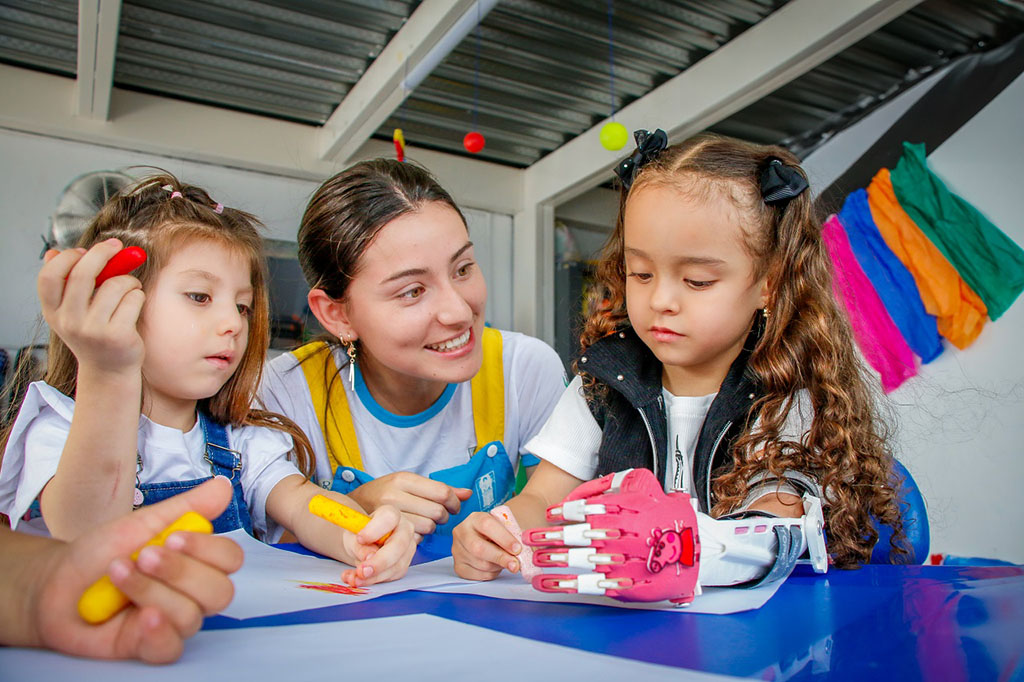 Imagen de Ammy con compañera y maestra