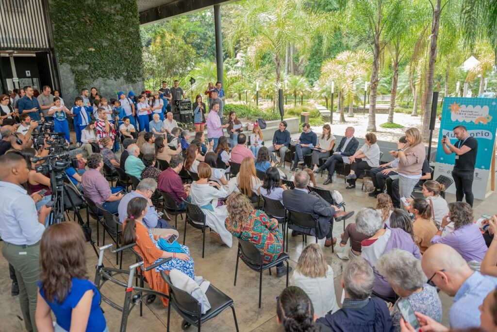 Acto de inauguración del primer Festival del Libro Infantil de Medellín.