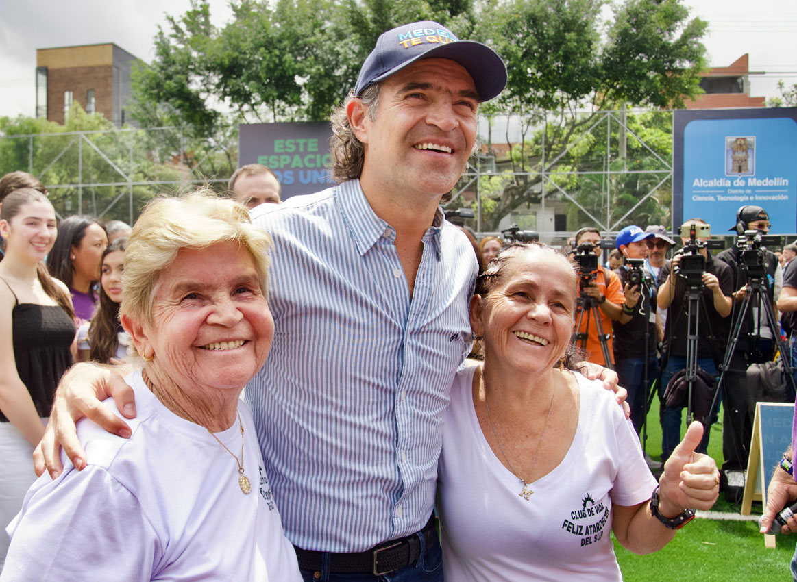 Imagen Alcalde Federico con ciudadanas