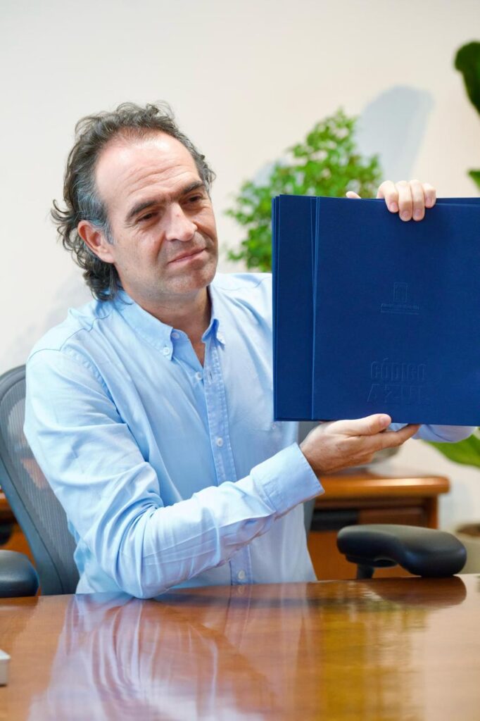 Imagen Alcalde con carpeta azul