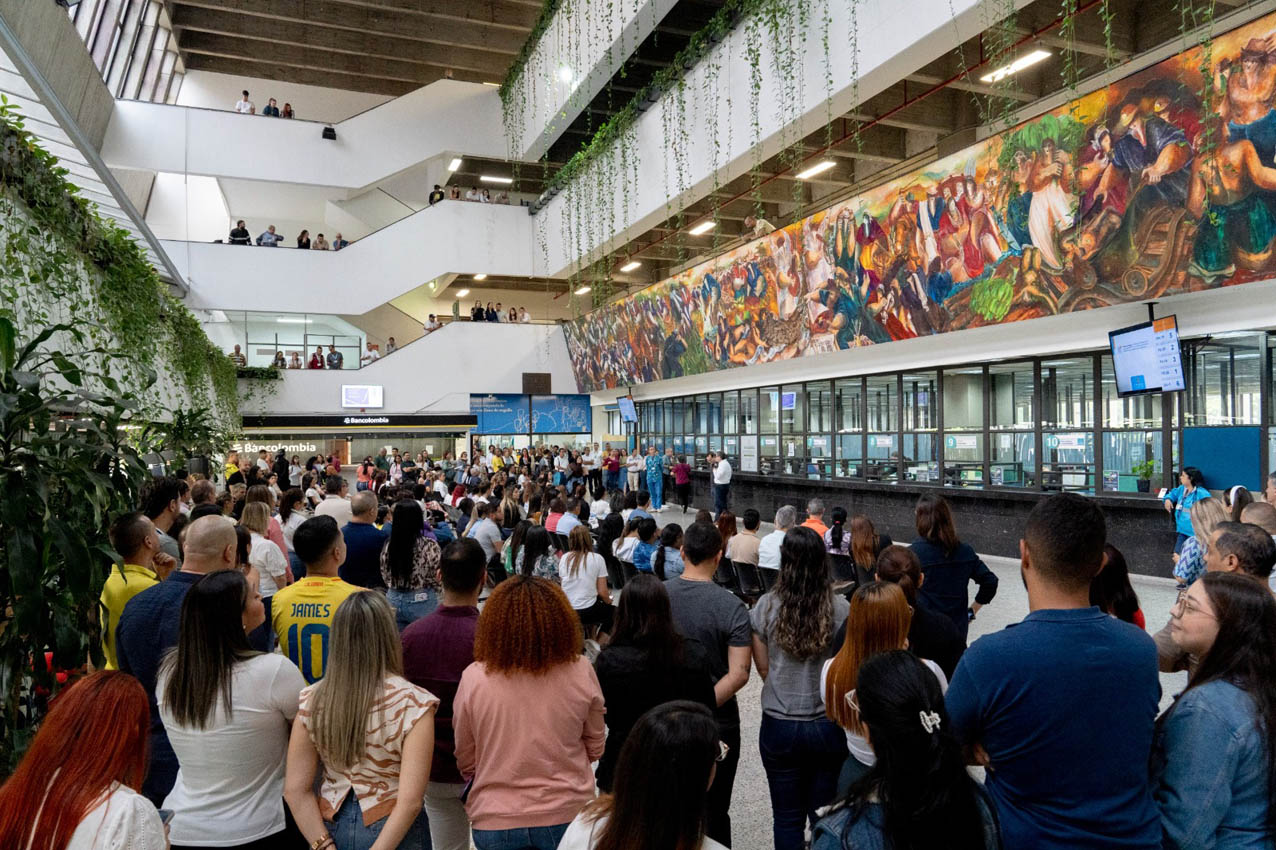Contribuyentes recibieron serenata de la Red de Músicas mientras realizaban trámites en la Alcaldía de Medellín