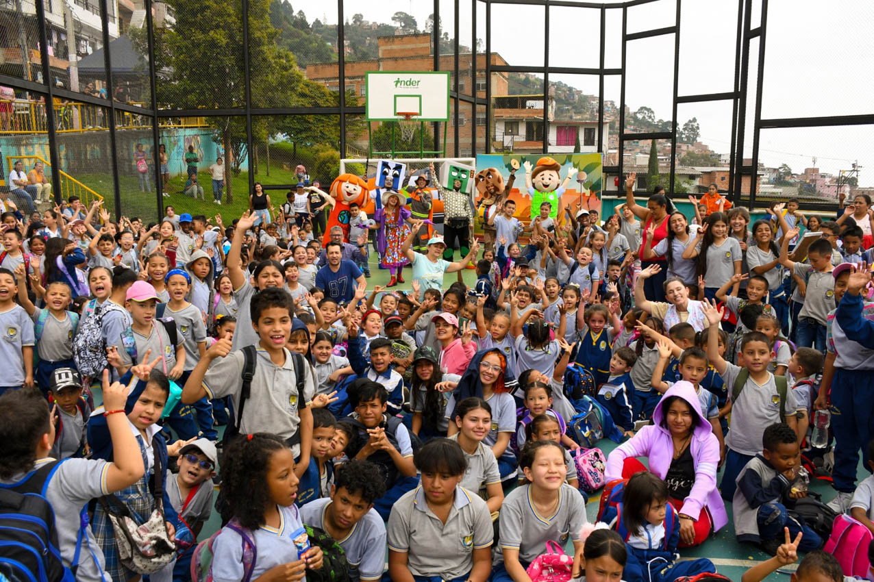 Escuela en Carpinelo tiene nueva cara: la Alcaldía, con estudiantes y comunidad, realizó una jornada de intervención